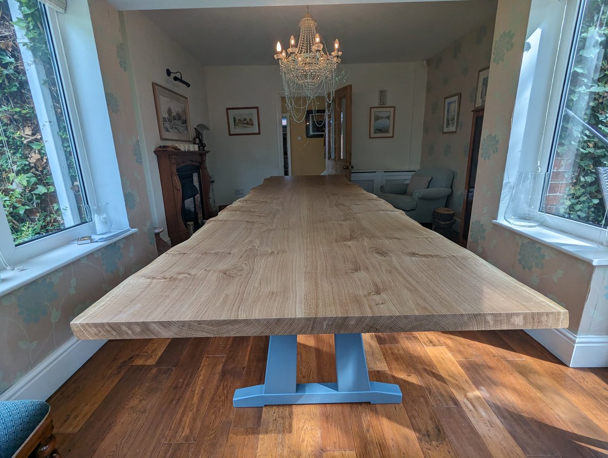 Bfly_Furniture's tweet image. Recently finished - stunning, solid, pippy oak live-edge dining table, finished with a natural clear lacquer. Proudly displayed on top of a beautiful modern base painted in dove grey. #pippyoak #liveedgetable #diningtable #naturaledge #truelybespoke #handmade #york #harrogate