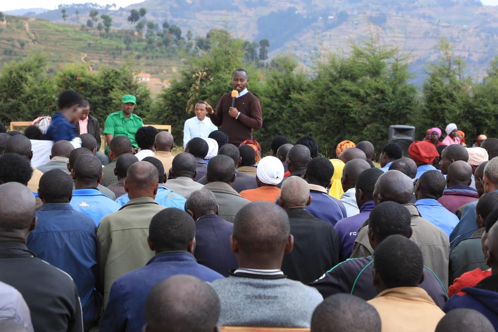 RutsiroDistrict's tweet photo. Nyuma y'Inama n'abakozi no gusura ibikorwa by'iterambere mu murenge wa Rusebeya, Mayor w'Agateganyo @promulindwa yitabiriye inteko y'Abaturage mu mudugudu wa Marimba mu Kagari ka Mberi. Hari  kuganira ku Iterambere ry'Abaturage. 
#Kwivana mu bukene,
#MUSA
#Isuku
#Guca ubusinzi https://t.co/l6Fl8vnJDI