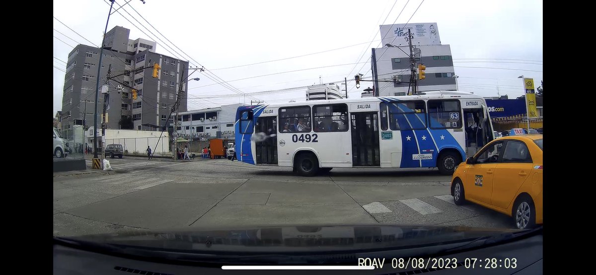 ErwinBravo's tweet photo. @ATMGuayaquil @ATM_Transito estimados por favor una sanción ejemplar para este busetero imbécil q sale a jugar con la vida de las personas. Tiene luz roja y en lugar de detenerse acelera y cruza sin importarle nada. Calles: Miguel H Alcivar y Justino Cornejo. cc: @aquilesalvarez https://t.co/uosmkgxwEZ
