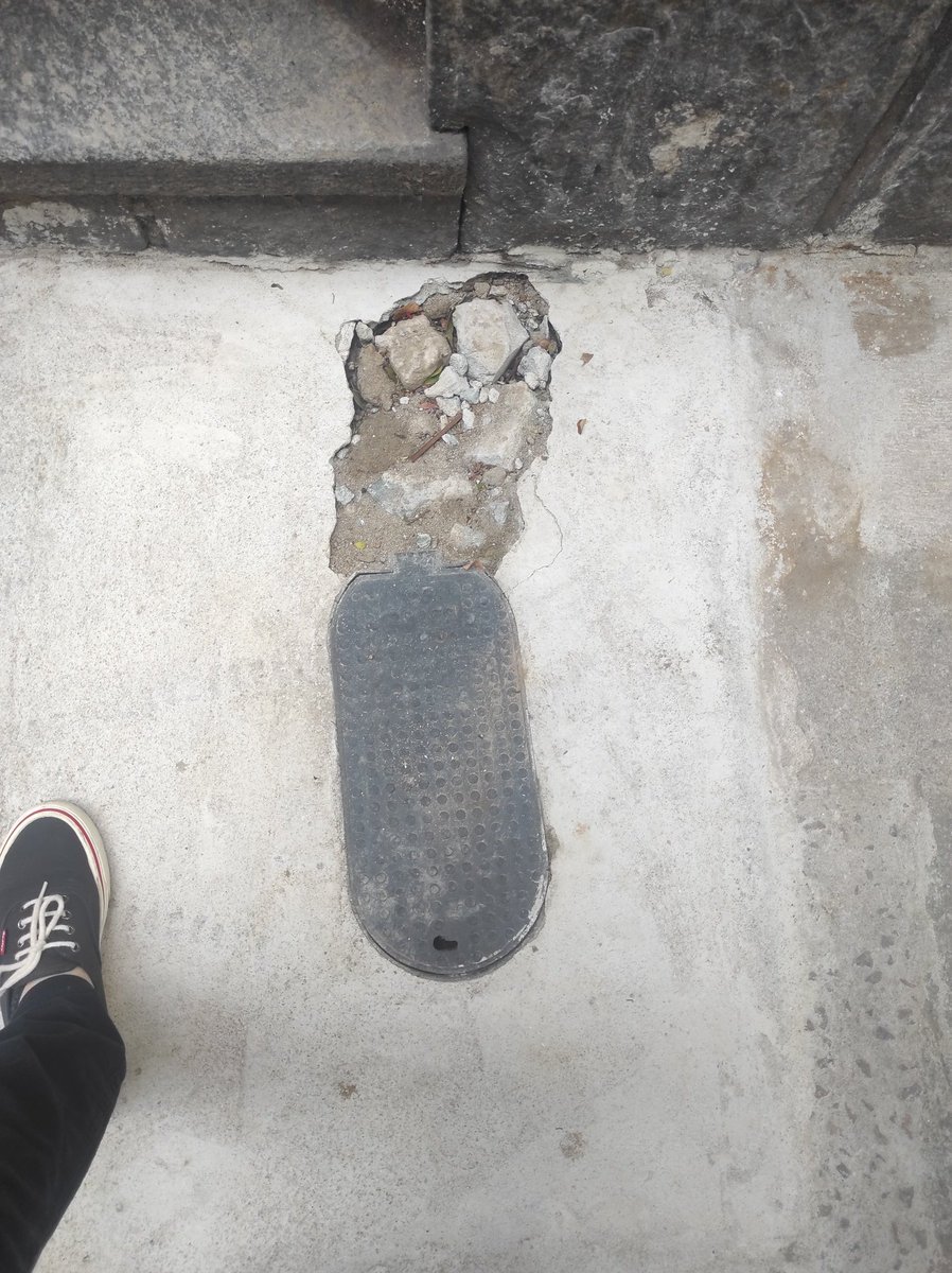 FelipeBio's tweet photo. @aguas_do_rio alô, águas do Rio. Terceira vez que vocês mexem na caixa do hidrômetro do meu condomínio no Grajaú. E agora, deixaram assim.
Dois moradores já tropeçaram. Solicito reparo urgente. https://t.co/0iadcmI8Nc