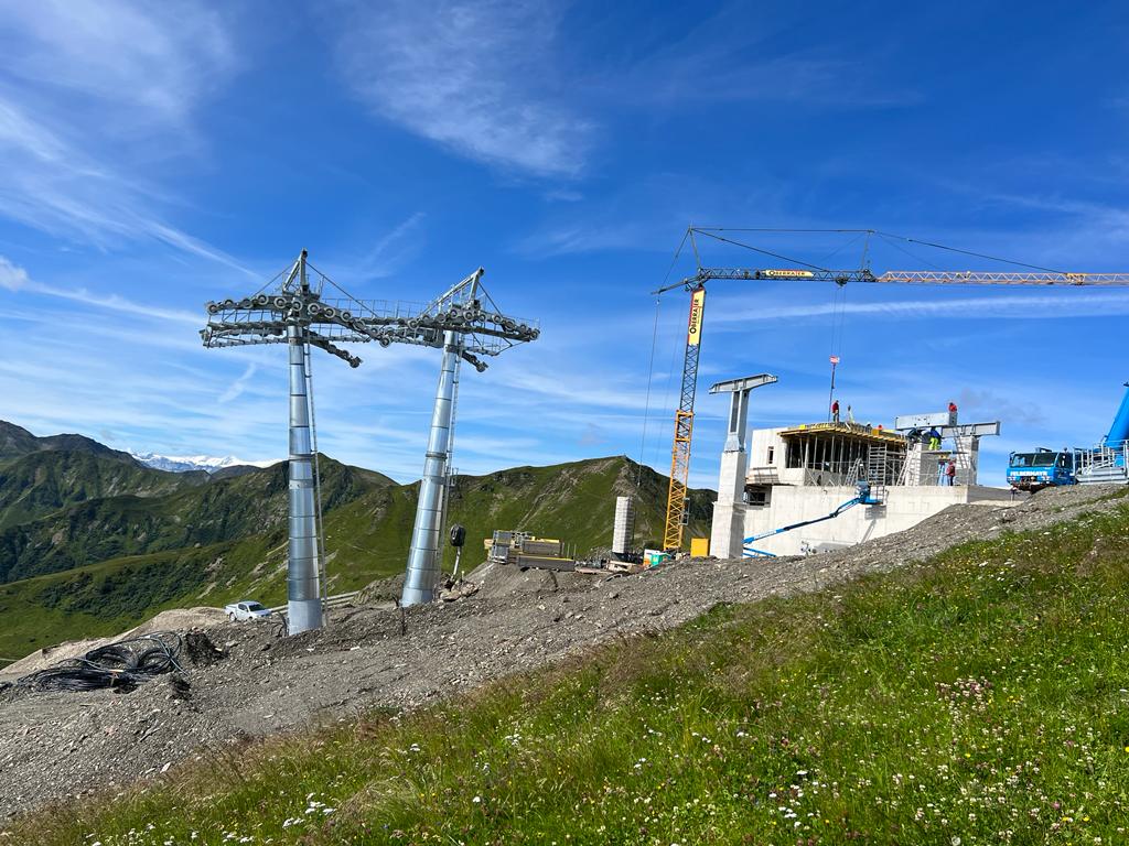 Live 8 augustus 2023. Johan is vandaag in Saalbach-Hinterglemm en neemt even een kijkje bij de bouw van de nieuwe Limbergbahn. Het vordert het al goed. Nog 3,5 maand... dan moet alles af zijn 💪😃