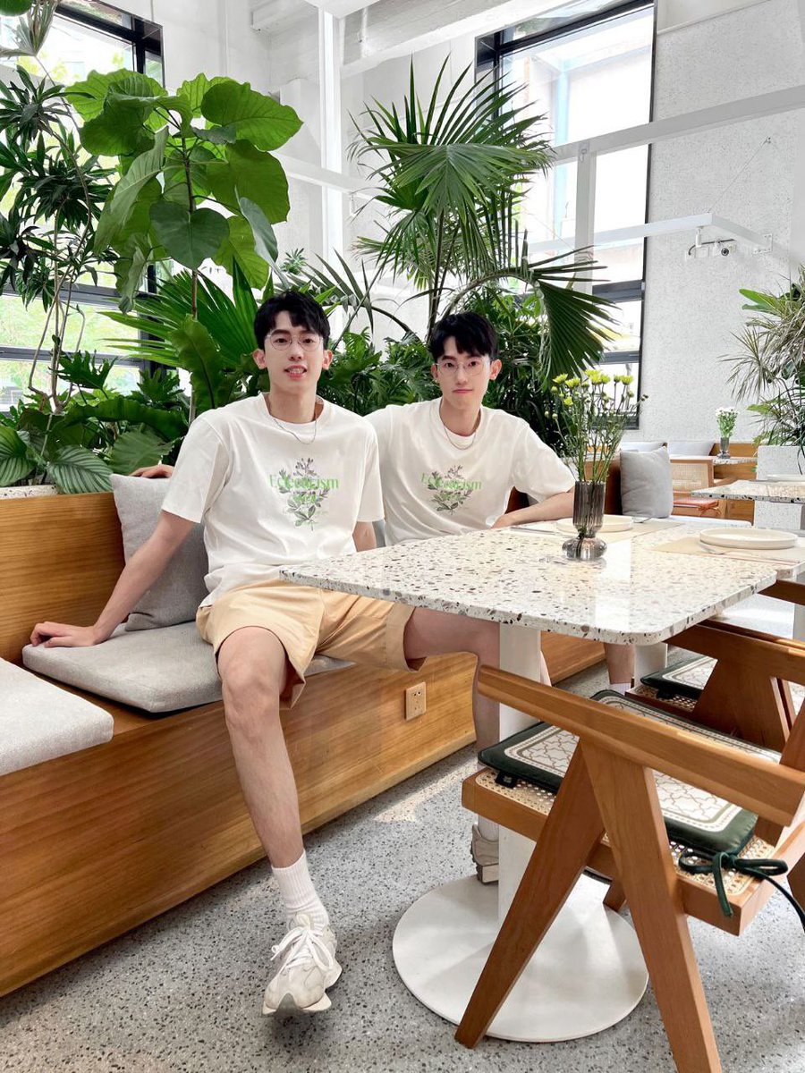 RRRR10069's tweet photo. 和弟弟今天下午开个超大房！有没有想约双胞胎的？发个蜜桃臀来啊，一起玩，晚上想互相抽插互相口。晚上和弟弟可以一起插你。 https://t.co/VXV6VDoprs