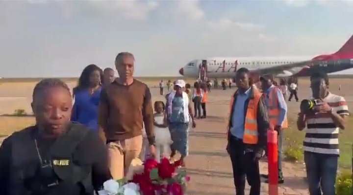 KiengeKki's tweet photo. Le frère aîné du chef de l'État, Jean-Claude #Tshisekesdi est arrivé à #Kolwezi, accueillit par Madame Isabelle #Kibassa son épouse. https://t.co/e5pRiK3w9S