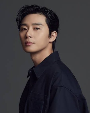 doramabra's tweet photo. O ator #ParkSeoJoon teve que se explicar sobre o ocorrido com #ParkBoYoung e a polêmica da tiara:

“Na verdade, eu transpiro bastante durante as saudações do palco. Alguns dos meus fãs gostam que eu deixe meu cabelo para baixo, e alguns gostam dele para cima, então hoje, decidi colocar meu cabelo para cima, já que é mais fácil limpar o meu suor dessa maneira. Eu pulverizei muito spray de cabelo pela manhã e consertei meu cabelo com tanta firmeza que ele não se moveria, mesmo que eu tentasse. Nesse estado, se eu colocar alguma coisa no meu cabelo, DÓI MUITO meu couro cabeludo.”