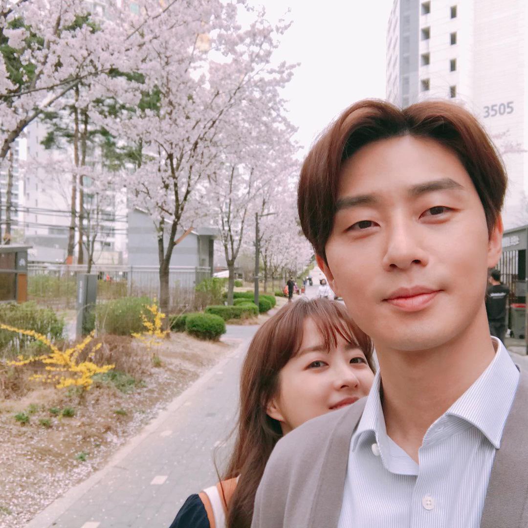 doramabra's tweet photo. O ator #ParkSeoJoon teve que se explicar sobre o ocorrido com #ParkBoYoung e a polêmica da tiara:

“Na verdade, eu transpiro bastante durante as saudações do palco. Alguns dos meus fãs gostam que eu deixe meu cabelo para baixo, e alguns gostam dele para cima, então hoje, decidi colocar meu cabelo para cima, já que é mais fácil limpar o meu suor dessa maneira. Eu pulverizei muito spray de cabelo pela manhã e consertei meu cabelo com tanta firmeza que ele não se moveria, mesmo que eu tentasse. Nesse estado, se eu colocar alguma coisa no meu cabelo, DÓI MUITO meu couro cabeludo.”