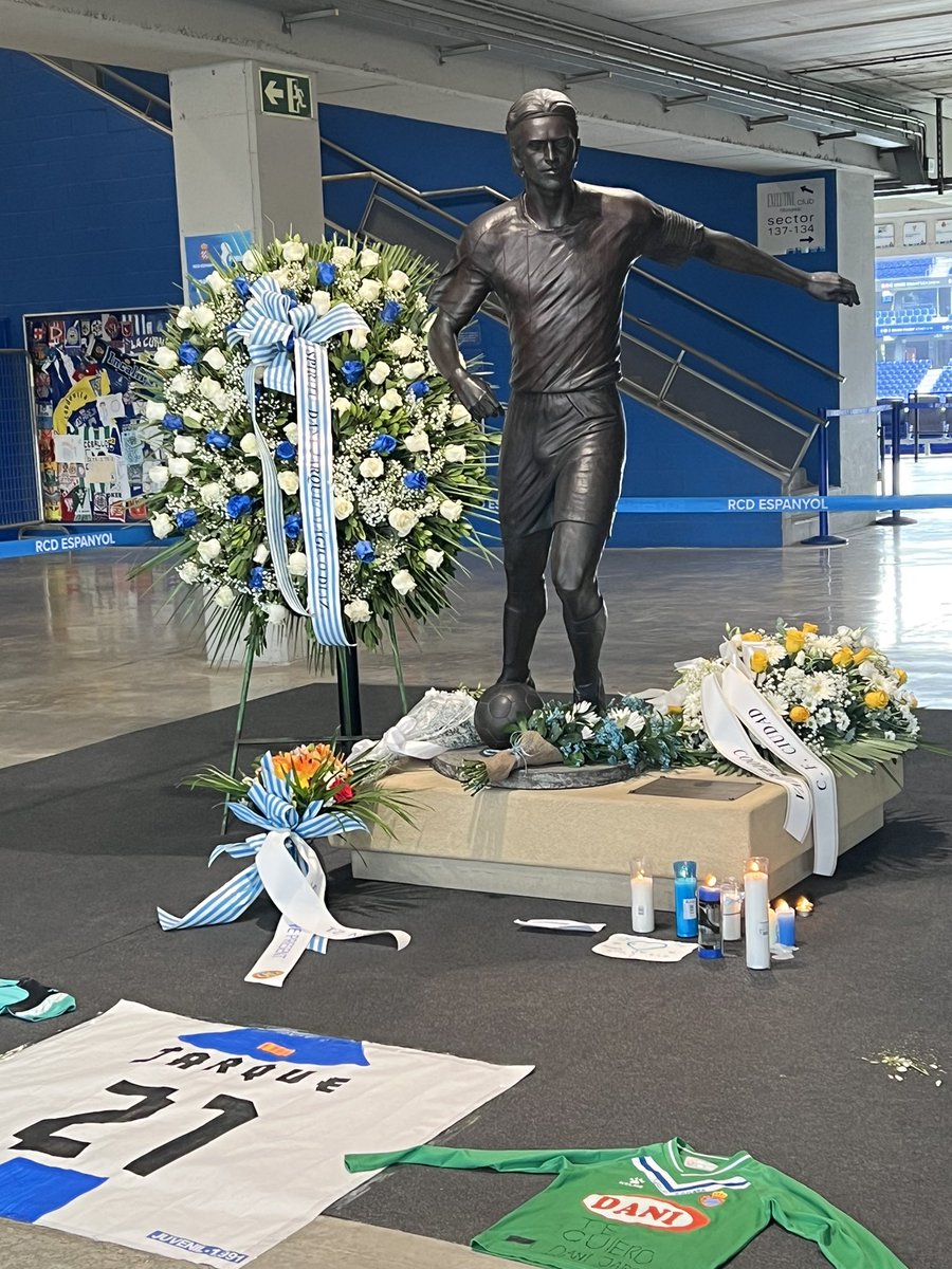 roberthernando's tweet photo. El dibujo que Gala ha hecho para llevarle a Dani Jarque esta mañana pq no me podía acompañar. En la foto con mi querida Anna María Fuster leyenda del @rcdespanyol y gran persona #rcde #Espanyol #rcde #elcáncerpartidoapartido #Eterno21 #Jarque https://t.co/BTM9YKQ9MH