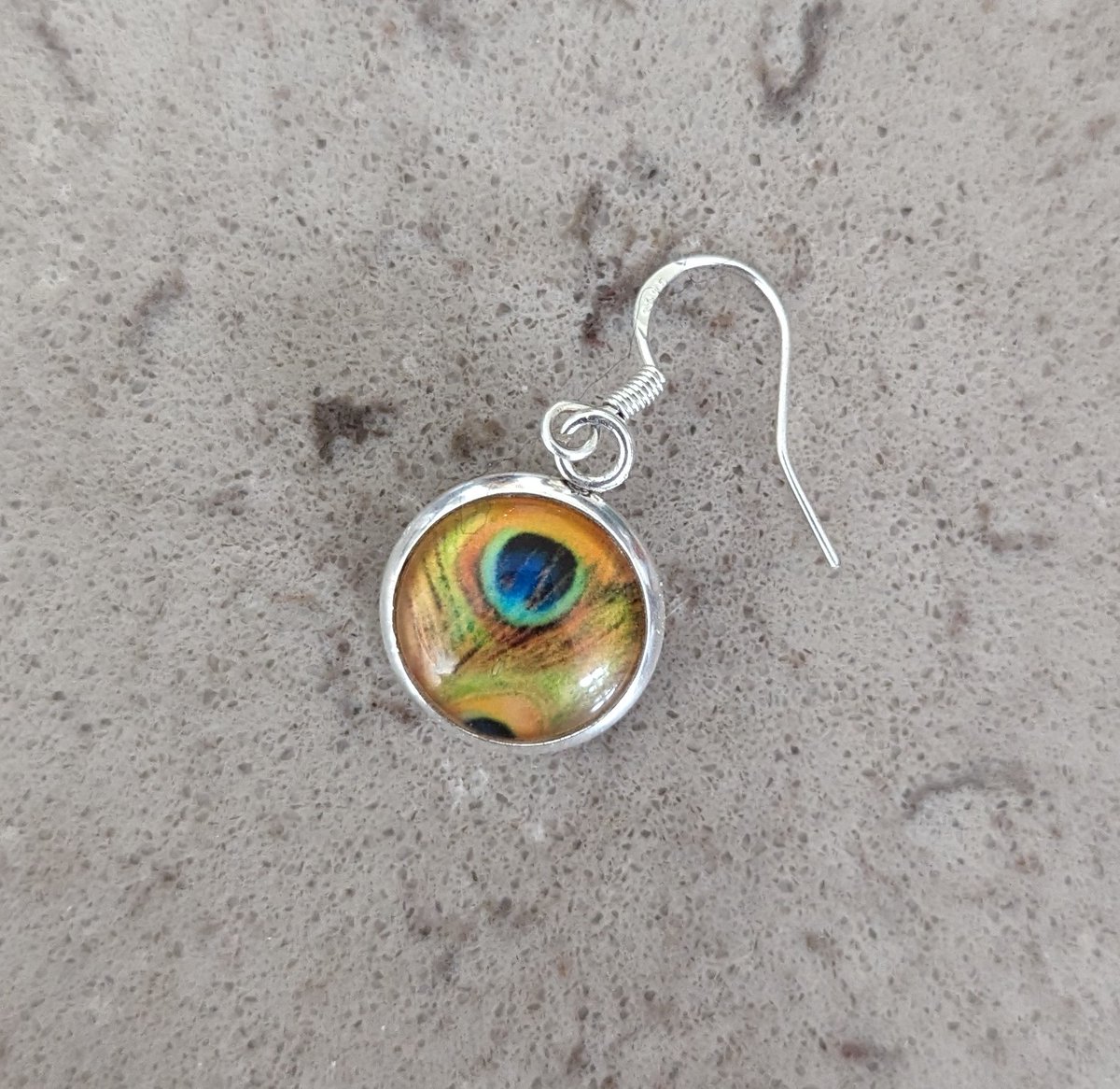 m_essen's tweet photo. Hello fellow X users,
My 6 year old daughter lost her favorite ear ring somewhere between @HeathrowAirport T2 and the long stay parking. Likely lost in bus on the way to the parking. I know the chances are slim, but posting just in case someone finds it. https://t.co/PA9GiA9lgc