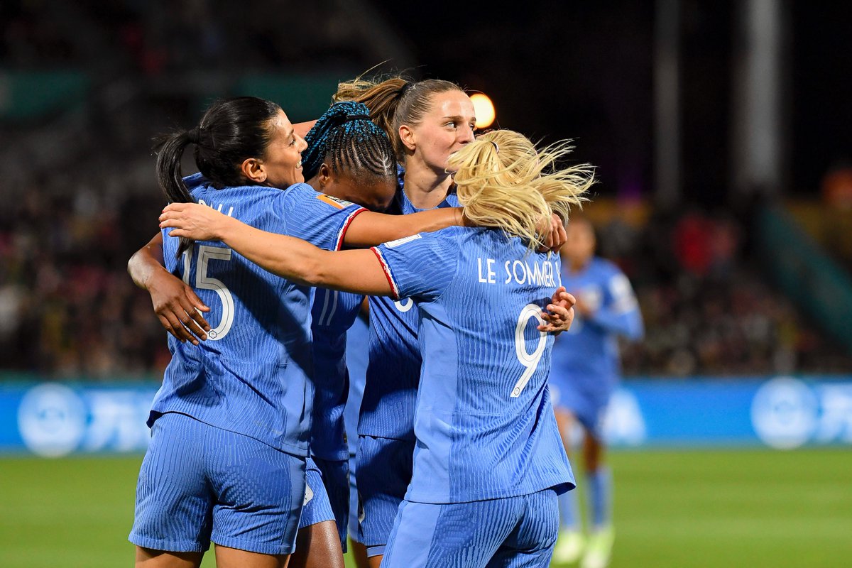 ActuFoot_'s tweet photo. 🚨 Victoire des Bleues 🇫🇷 (4-0) face au Maroc 🇲🇦 !

Félicitations aux Lionnes de l'Atlas pour leur parcours historique ! 👏 

La France affrontera l'Australie en quarts de finale. https://t.co/h1w4NV5mKK