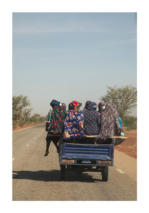 “Les braves femmes du village”

Elles sont en route pour le marché hebdomadaire.
#documentaryphotography #streephotography #artvisuel #frelencephotography #projetphoto #artcomtemporain #femmetravel #femmerurale #paysan #village #vierurale #magazineafrique #picturehamdia.
