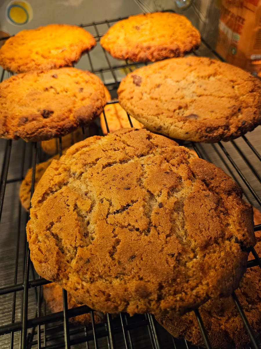 Bakt kjeks med barna. Leter fortsatt etter den perfekte oppskriften og øver på bedre teknikk underveis. Kjeks blir jo aldri vondt, så dette er det helt ok å finne ut av gitt.