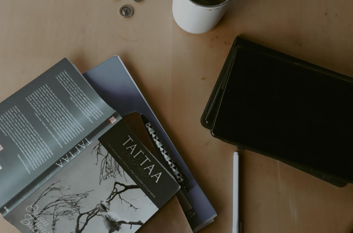 Урагш, хойш цахлайд нисэлдэх
Умардын суурин анир чимээгүй...

|Tagtaa Review #3