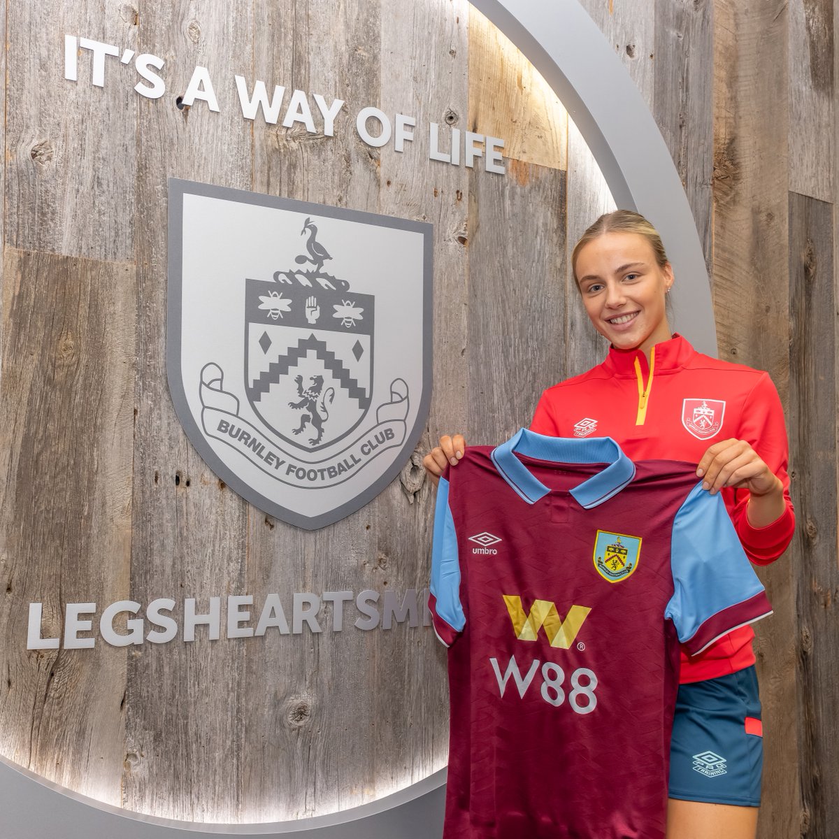 Midfielder Isabella Reidford becomes our third summer signing of the summer as we gear up for the start of the season 💪 

We welcome Isabella from Manchester United on a dual-registration basis 🤝

➡️ go.burnleyfc.com/isabellareidfo…