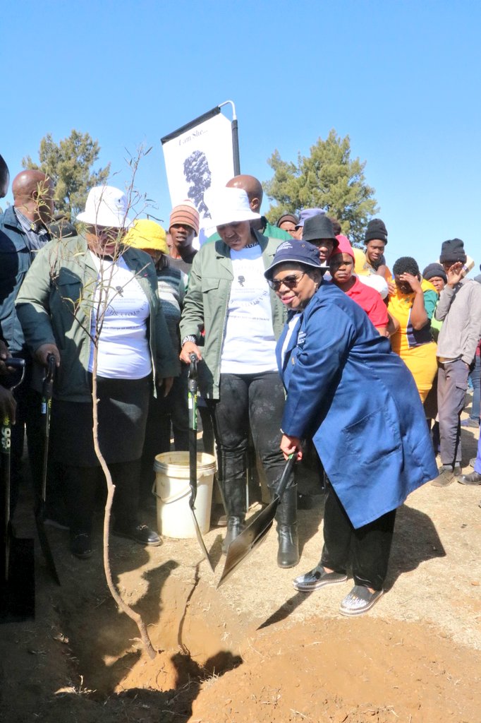 environmentza's tweet photo. To inspire social cohesion & environmental development, Deputy Minister Sotyu, Executive Mayor Ntakumbana and Mayor Phukuntsi are planting trees with #SheEvolves as part of the #10MillionTrees #100000Trees in the Tikwana community, Hoopstad in Free Srate #WomensDay2023 https://t.co/wyLGyYIldt