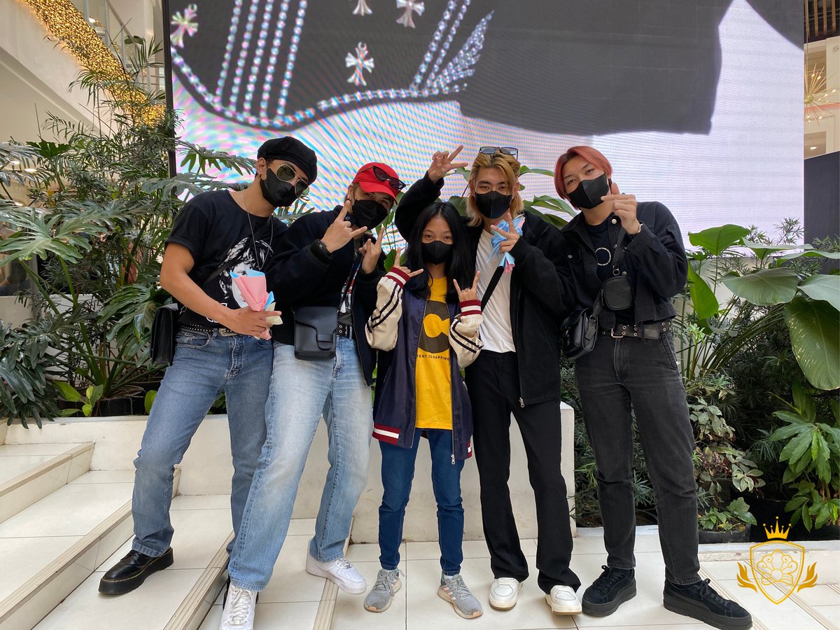 PHPPearls's tweet photo. [📸230806 | PHP INDOOR LED AD]
📍 Glorietta Activity Center

SET 5 | PRESS HIT PLAY's PEARLS💛

PRESS HIT PLAY 2NDYEAR
#2YearsWithPHP
#PHP_2ndAnniversary 
#Press_Hit_Play
@PressHitPlay https://t.co/87xZz8xYOQ