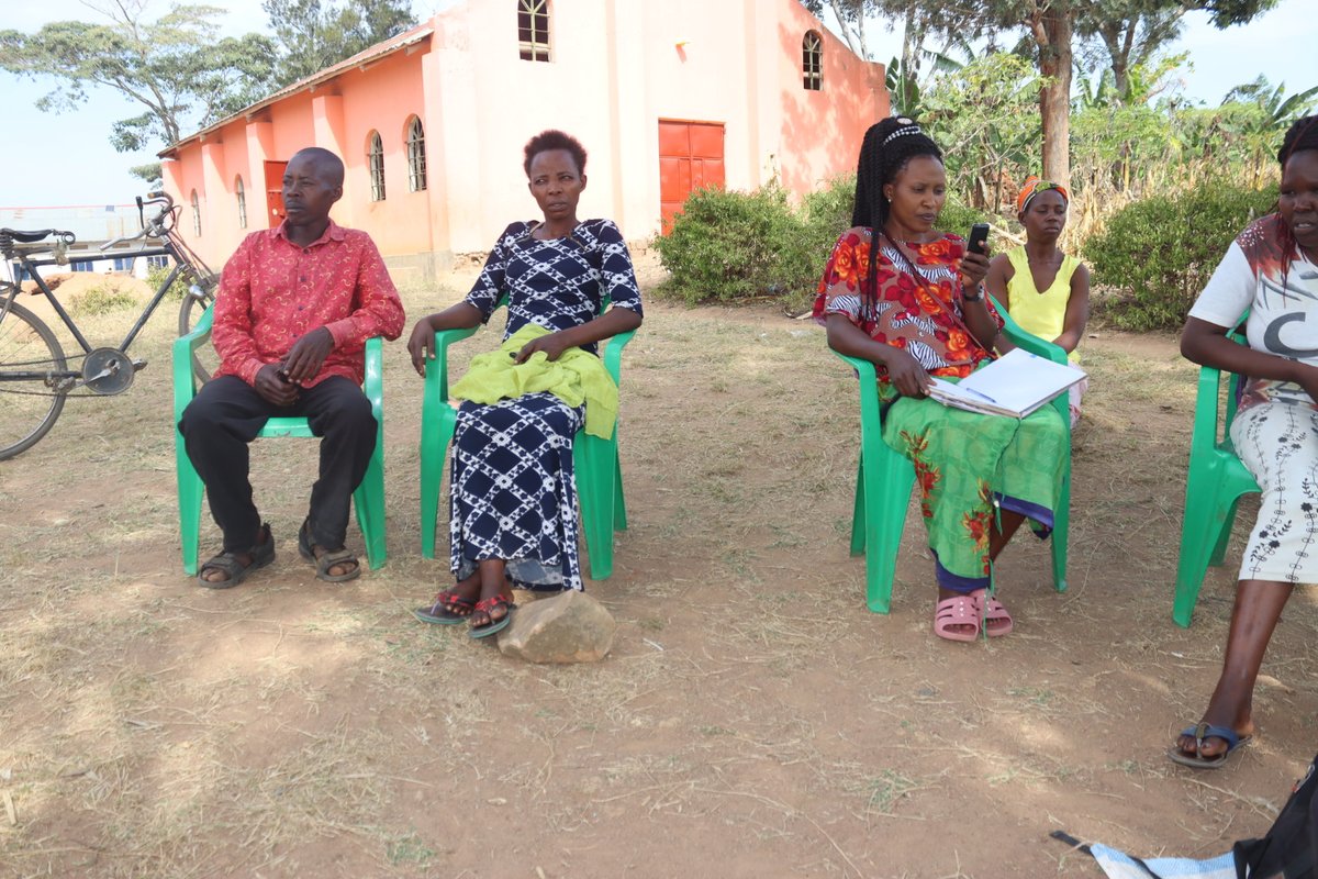 kisoboka_africa's tweet photo. Our M&E and the Volunteer doing #SCOBA register reconciliation in the Nakalinzi SCOBA in Kyazanga Sub-county in rural Lwengo to track down our direct beneficiaries.
The SCOBA has 30 members. https://t.co/h5Q2GInmG7