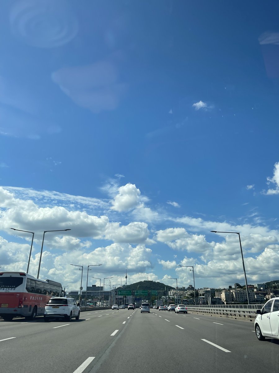 안녕하세요, 이정민입니다! 제가 트윗을 사용하지 않는 동안 계정이 해킹을 당했었네요!! ㅠㅠ 본의아니게 그 동안 불편을 드려 죄송합니다..세상엔 정말 황당한 경우가 참 많네요..날도 더운데 그간 불편하셨을 트위터 팔로워분들께 다시한번 사과드릴게요 흑흑...
-이정민 드림-