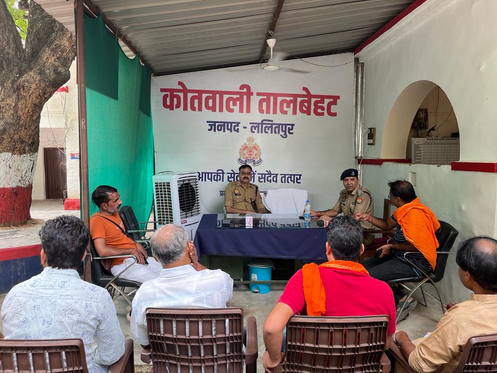 lalitpurpolice's tweet image. #SPLalitpur @IPSMdMustaque के निर्देशन में #Addlsp @kumaranil_ASP के द्वारा थाना तालबेहट में क्षेत्राधिकारी तालबेहट के साथ पीस कमेटी की मीटिंग की गयी, धर्मगुरुओं के साथ वार्ता कर आगामी त्योहारों को शांतिपूर्ण बनाने की अपील की गई।