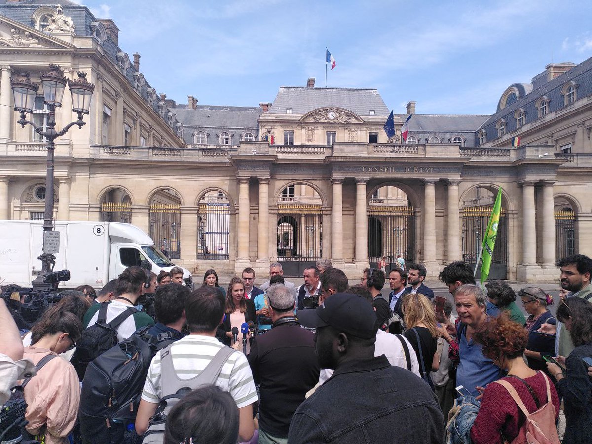 amisdelaterre's tweet photo. Nous sommes présents au Conseil d'État pour l'audience en référé sur la dissolution de @lessoulevements de la Terre. Avec @greenpeacefr @Alternatiba_ et @AnvCop21 nous avons déposé une intervention volontaire en défense du mouvement et des libertés associatives https://t.co/XIa3XvrB7L