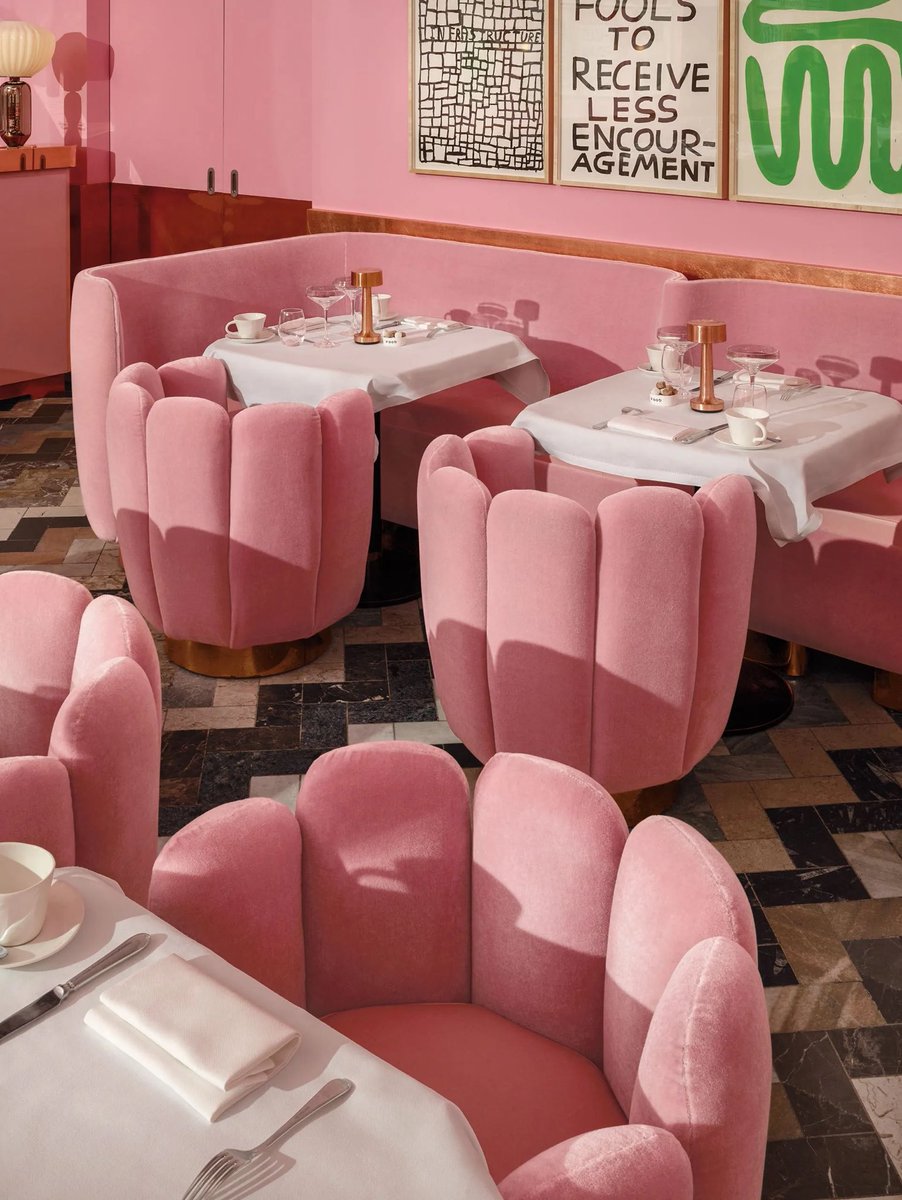 Igual, para mí todas las cafeterías rosas se inspiran en la genial “Sketch” Londinense. Esta imagen la visualizo en todos los moodboards de referencias. Decir que ya cambió su diseño 🥲♥️🍓