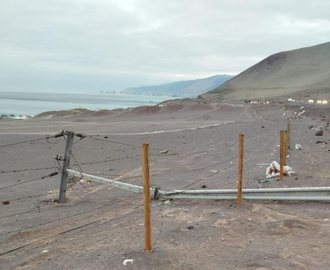 HombredeRadio's tweet photo. #IQUIQUE 
𝗗𝗼𝗰𝗲 𝗽𝗼𝘀𝘁𝗲𝘀 𝗱𝗲𝗹 𝘁𝗲𝗻𝗱𝗶𝗱𝗼 𝗲𝗹é𝗰𝘁𝗿𝗶𝗰𝗼 𝗳𝘂𝗲𝗿𝗼𝗻 𝗱𝗲𝗿𝗿𝗶𝗯𝗮𝗱𝗼𝘀 𝗽𝗮𝗿𝗮 𝗲𝗹 𝗿𝗼𝗯𝗼 𝗱𝗲𝗹 𝗰𝗮𝗯𝗹𝗲𝗮𝗱𝗼 𝗱𝗲 𝗰𝗼𝗯𝗿𝗲. El hecho ocurrió esta madrugada en sector de Palo Buque en la Ruta Costera hacia el Aeropuerto. Corte de suministro afecta a Alto Playa Blanca y Los Verdes… @biobio