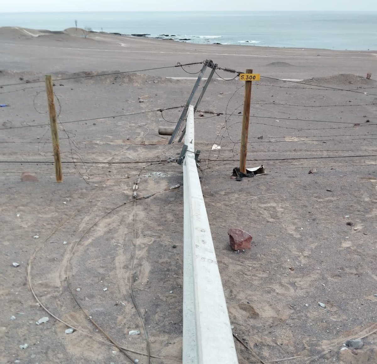 HombredeRadio's tweet photo. #IQUIQUE 
𝗗𝗼𝗰𝗲 𝗽𝗼𝘀𝘁𝗲𝘀 𝗱𝗲𝗹 𝘁𝗲𝗻𝗱𝗶𝗱𝗼 𝗲𝗹é𝗰𝘁𝗿𝗶𝗰𝗼 𝗳𝘂𝗲𝗿𝗼𝗻 𝗱𝗲𝗿𝗿𝗶𝗯𝗮𝗱𝗼𝘀 𝗽𝗮𝗿𝗮 𝗲𝗹 𝗿𝗼𝗯𝗼 𝗱𝗲𝗹 𝗰𝗮𝗯𝗹𝗲𝗮𝗱𝗼 𝗱𝗲 𝗰𝗼𝗯𝗿𝗲. El hecho ocurrió esta madrugada en sector de Palo Buque en la Ruta Costera hacia el Aeropuerto. Corte de suministro afecta a Alto Playa Blanca y Los Verdes… @biobio