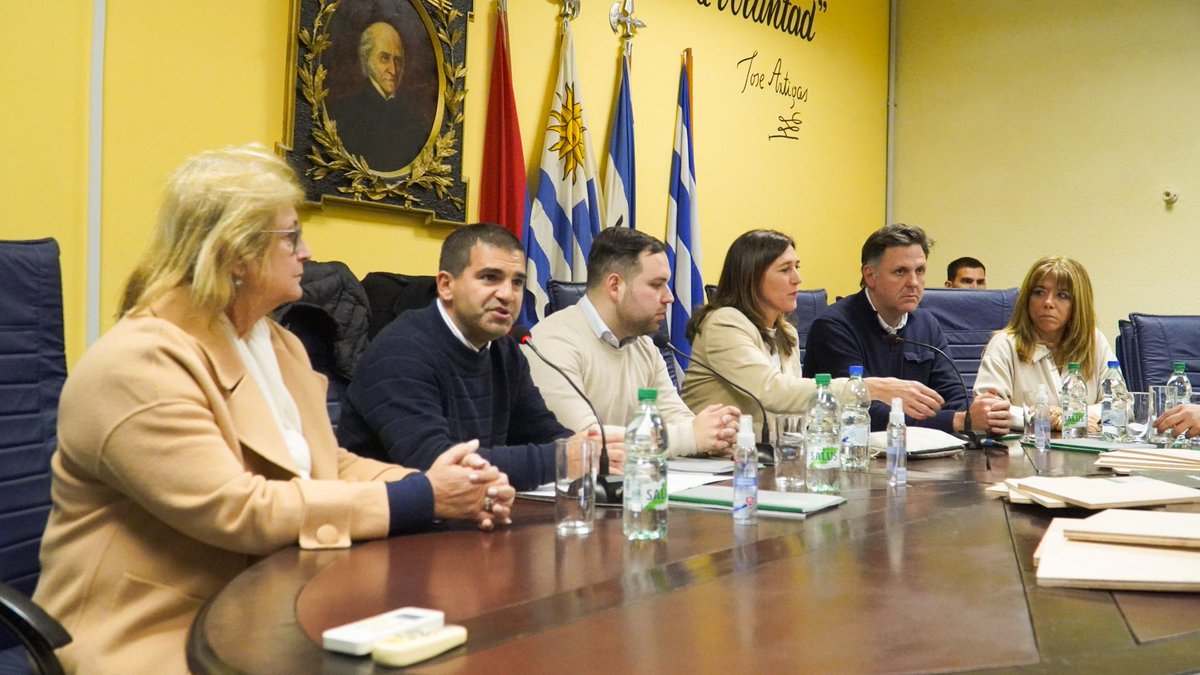 jose_yurramendi's tweet photo. Horas claves en el proceso de construcción de la planta de Lumin en C.Largo, cambio de directrices en el uso del suelo y presentación del proyecto a la Jta. Dptal. U$S136 millones de inversión, 320 empleos en su mayoría de C.Largo, inicia obras en 2024 y planta operativa en 2026 https://t.co/c3u2NQmM0H