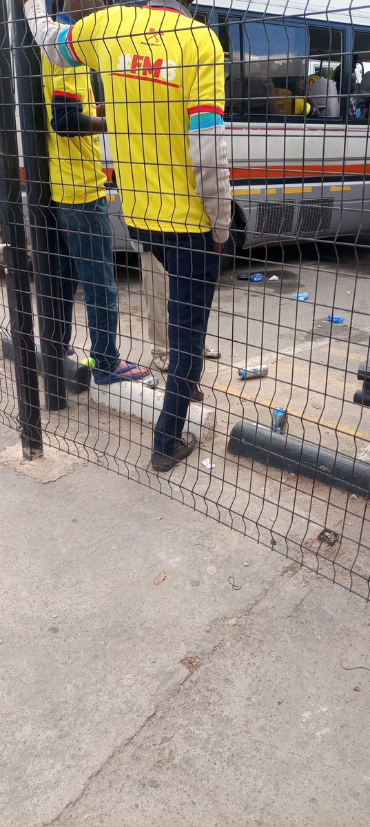 The M'membe gang littering at woodlands p'n'p, I told one of them that this wasn't right and the bus driver said "elo muli bin mu bus".

This place is always clean but look at 😞

We want an environment that is liveable and healthy for everyone.

‼️STOP LITTERING ‼️