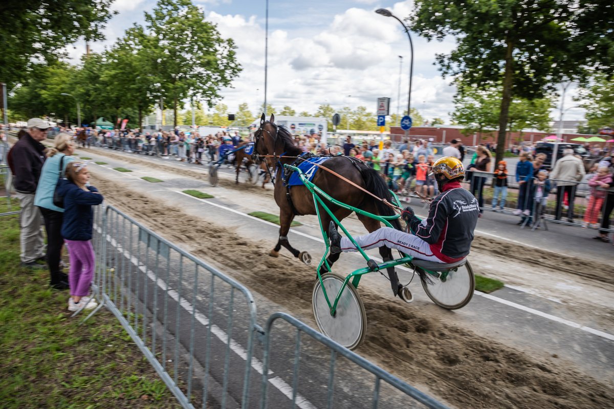 fotograafLdmVbg's tweet photo. Op #DePoort in #Nootdorp is vanmiddag de kortebaandraverij van start gegaan. Er wordt geracet voor de Zilveren Zweep. https://t.co/kh6zcukzSx