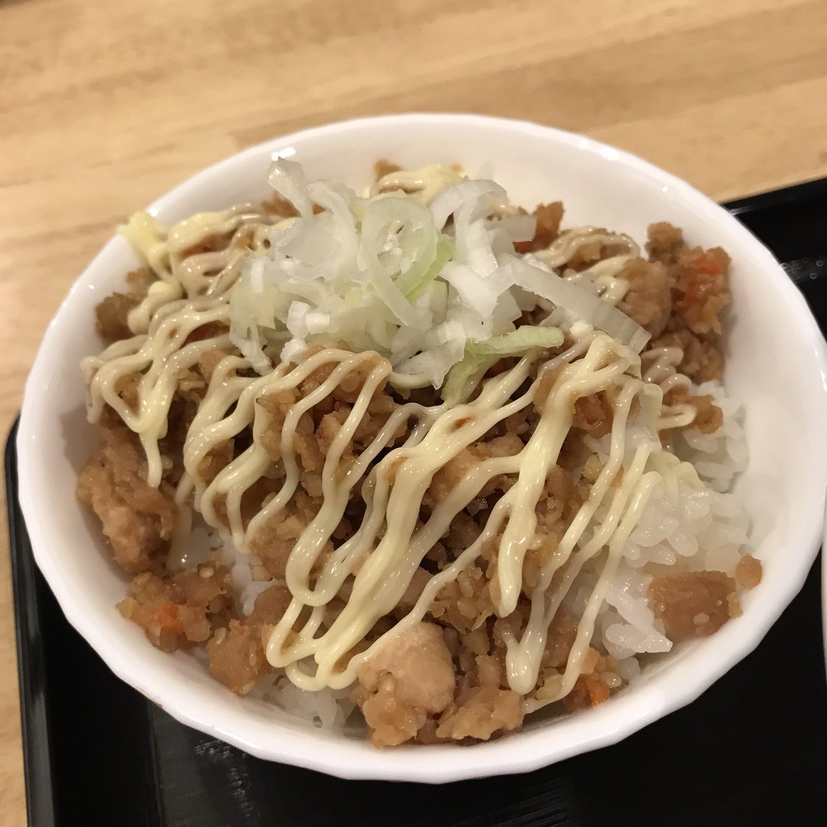 cool_eyes51's tweet photo. まぜたまS！
そして、とりそぼろ丼！
なんですか、このマリアージュは。
これはヒトをダメにするやつ。
ピリッとくるまぜたまSにほんのり甘みのある爽やかなとりそぼろ。甘じょっぱ感が堪りません。
旨い。

#ファットン
#FATTON 
#新メニュー
#静岡グルメ
#静岡まぜそば https://t.co/wwl4MS1l70