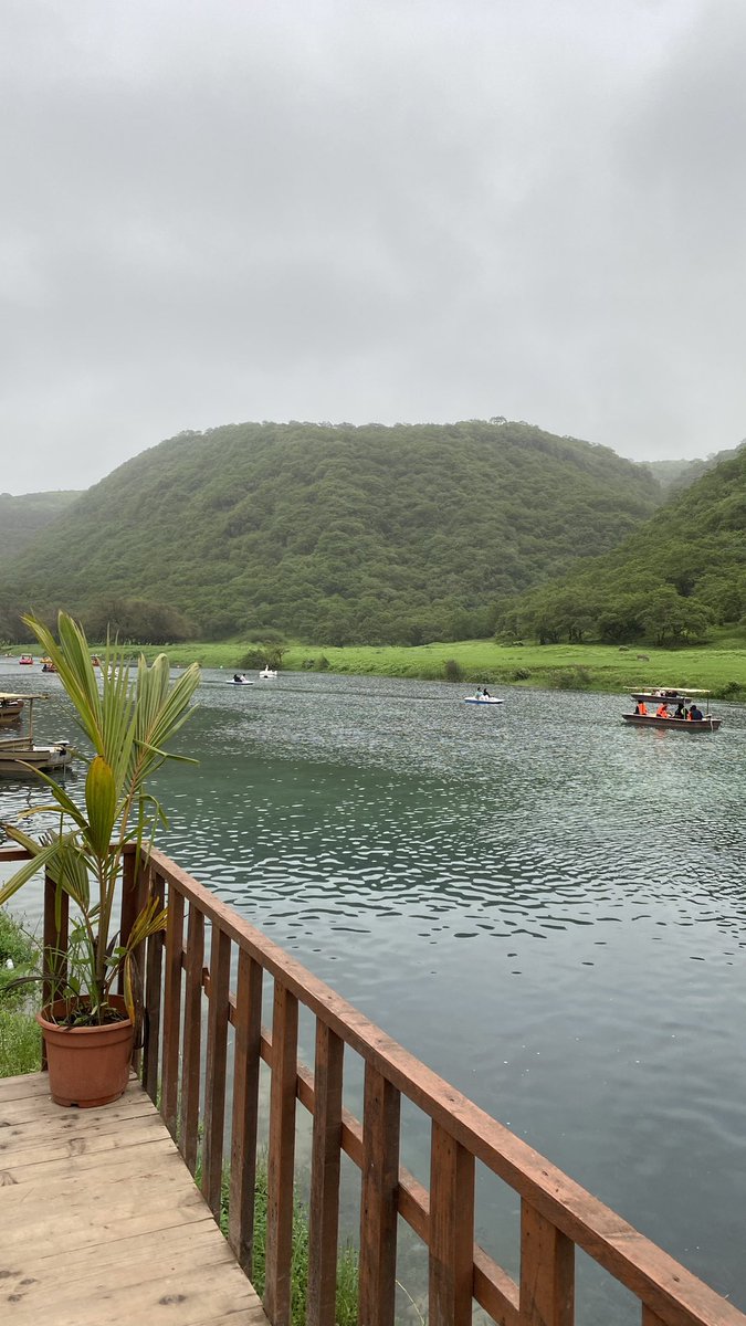 انا على كف الزمن .. عايش الجو
لو الظروف اقسى من اللي تجينا

عشت الحياه وقلت ياخاطري سو
محدٍ تفضل .. بـ الوناسه علينا .