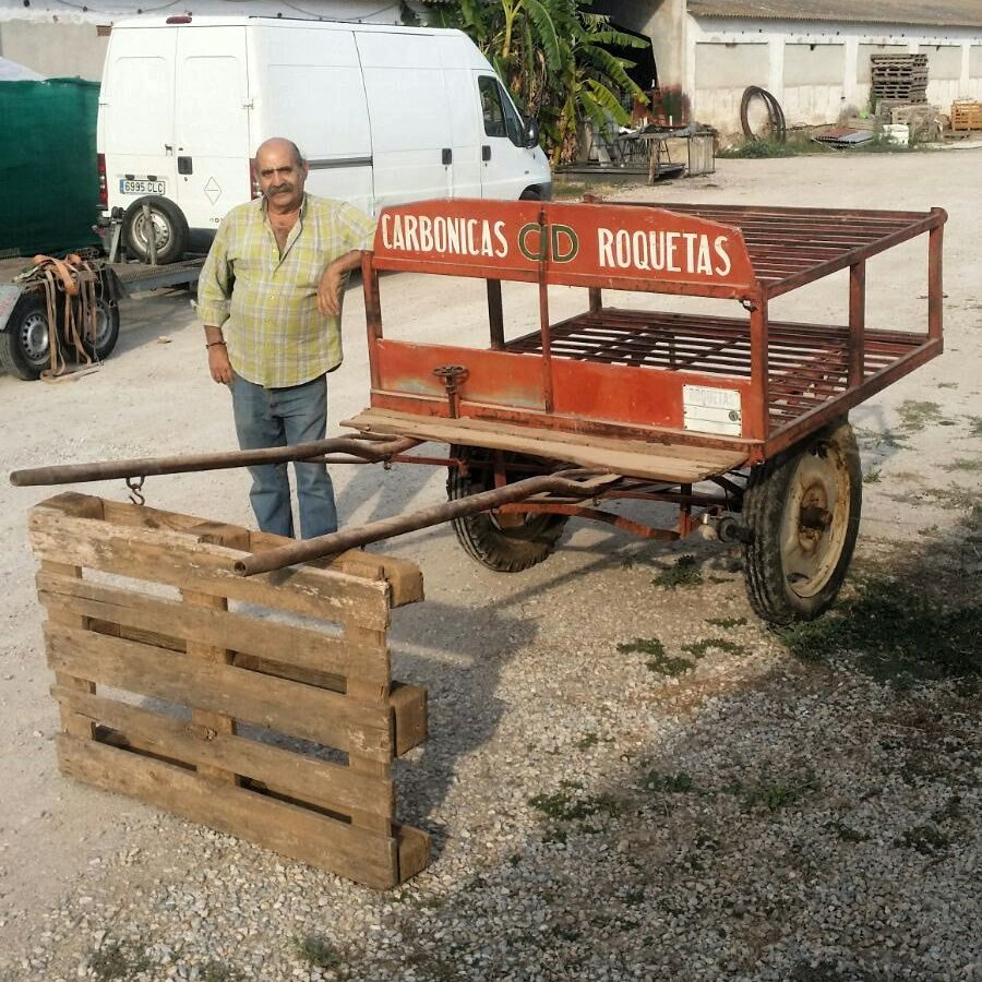 lafilladelxolo's tweet photo. El carro de les botelles, això ha estat el mal de cap i l'insomni de moltes nits, però moltes. El carro estava en un raconet de la nau i cada migdia quan entrava al taller el veia, però només el veia no el mirava, un dia (meitats de març) vaig decidir començar a rascar https://t.co/qhZWnozHad