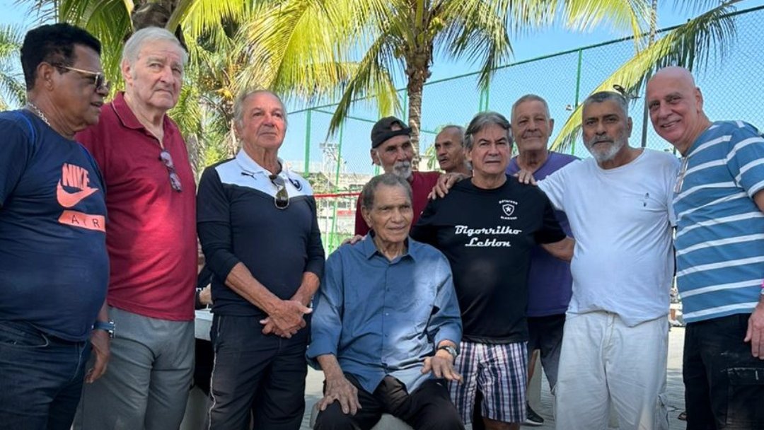 niltoncaldeira's tweet photo. A história do Manga se confunde com a do futebol brasileiro. Como torcedor do nosso @Botafogo, é uma honra ter uma coleção de grandes craques debaixo das traves.

Estive em um evento que reuniu diversas feras do nosso Fogão e é sempre uma honra reencontrar todos👏 https://t.co/RxtCgPrKwL