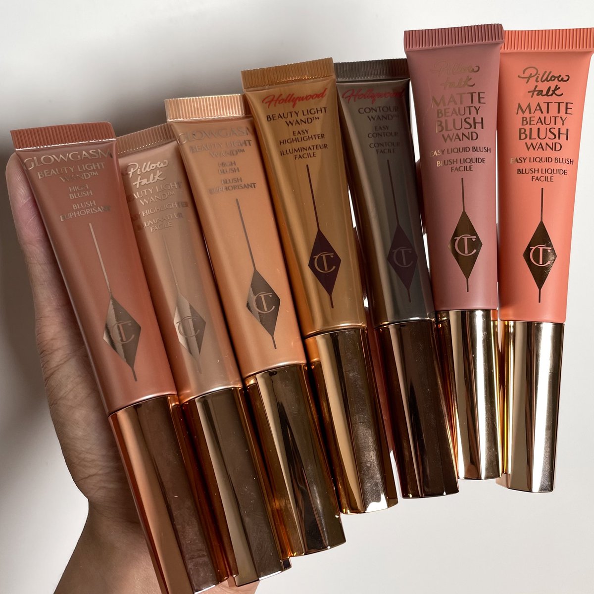 ไปเจอแบรนด์จีน lbcccndc ในตต. มา คือเหมือน Charlotte Tilbury เกิน เกินคำว่า dupe เห็นฝรั่งเล่นกันเลยสั่งมาลองบ้าง ราคาคือโคตรถูก แท่งละไม่ถึงร้อยอ่ะ แล้ว Charlotte แท่งละ 1500 อ่ะ จะสู้ไหวหรอ 555555555 นี่สั่งมาทั้ง 6 สีที่มีเลย เธรดเลยมารีวิวให้ซะเลย