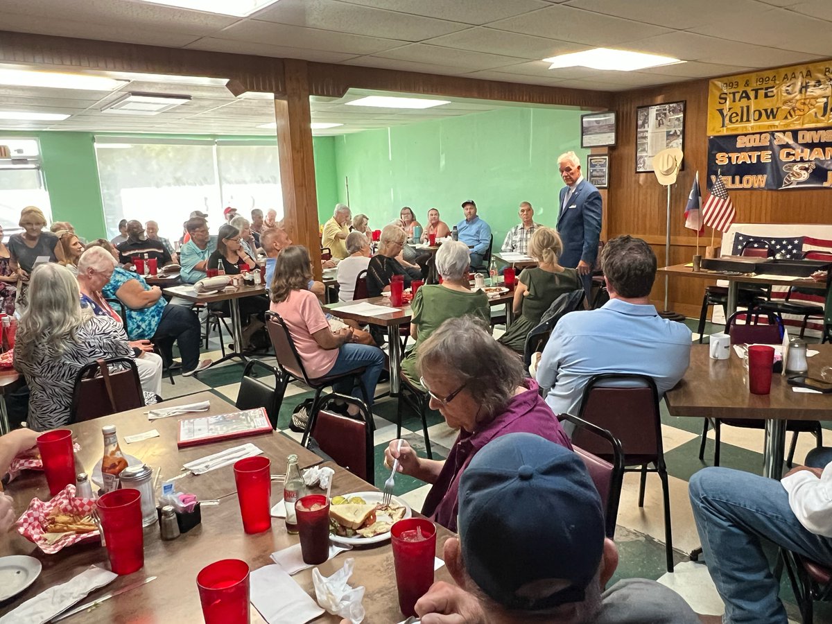 RogerWilliamsTX's tweet photo. Great to be with my friends at the #ErathCounty Republican Club. A lot of patriots committed to Making America Great Again! @realDonaldTrump https://t.co/wMmyAplWSi