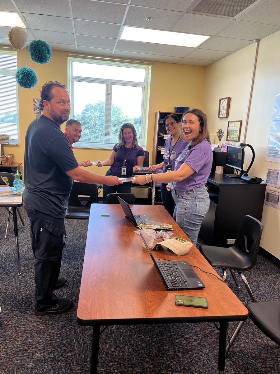 nancygoldenOCPS's tweet image. This dynamic team ⁦@AzaleaPark_OCPS⁩ is ready to energize their students in science this year! Great way to start today’s Blitz visits! #Great5thBlitz #OCPSSCI5 ⁦@CDLocps⁩