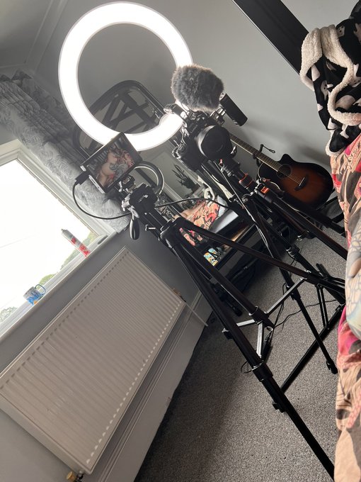 Spending the day filming naughty things https://t.co/hhmqq0UleT