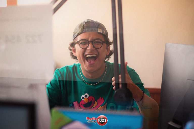 RadioNotas's tweet photo. "La locución es como una adicción y una vez que inicias en esto lo quieres hacer más y más."
.@Plexsal  de @RadioDisneyMX
#ENTREVISTAS #LOCUTORES #radioNOTAS #compartiendoIDEAS 📻

https://t.co/j1G3X4Czde https://t.co/L7WUSJ22io