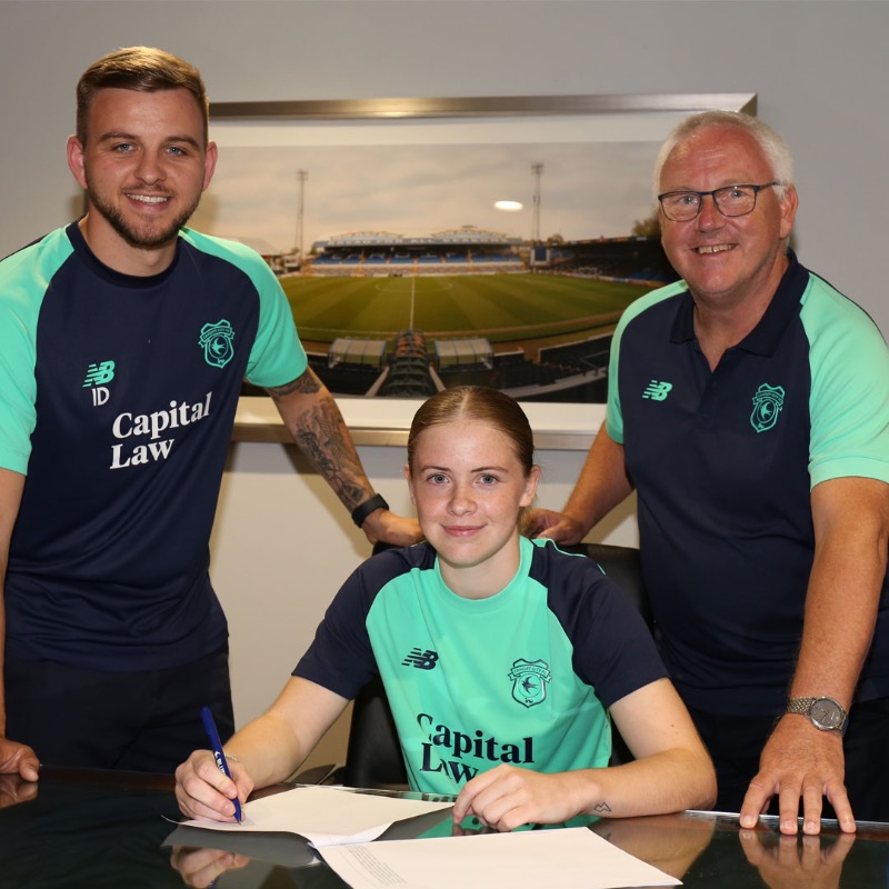 CardiffCityFCW's tweet photo. 🗣️ @DarbyshireIain: "We are hugely pleased to offer semi-professional contracts to our full senior squad. This is a massive milestone not only for us, but also for the Women’s game in Wales."

#CityAsOne | @AdranLeagues | @NathanielCars | @capitallawltd