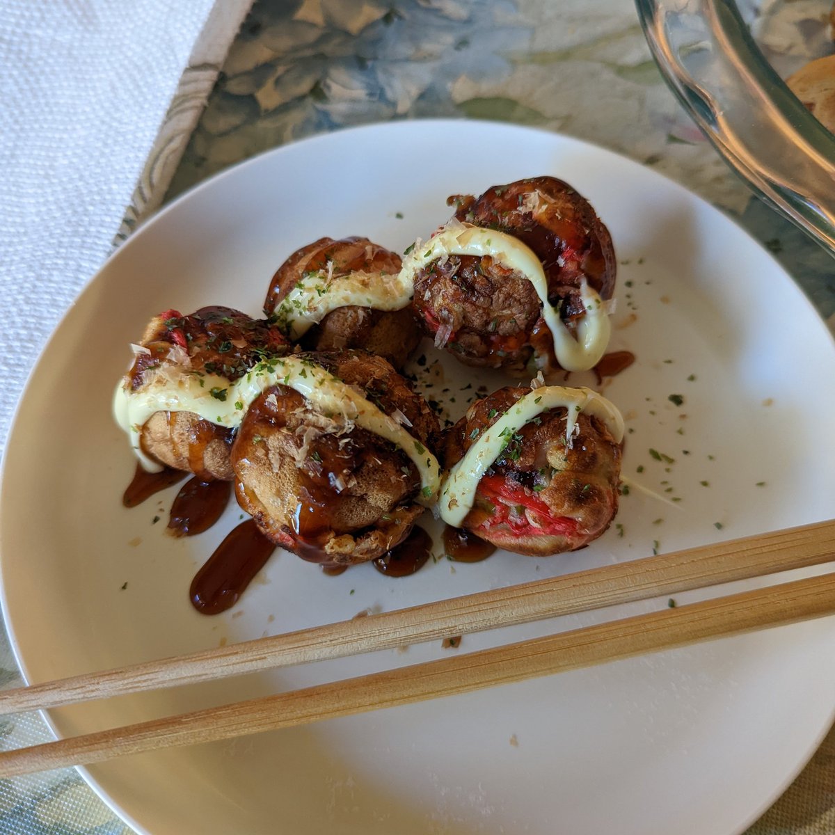 Alymra's tweet image. It's been HOW LONG since I posted a food pic?! I'm SLACKING and should be ashamed. I learned to make home made Takoyaki last month. They weren't pretty but they were still damn tasty! #homecooking #honestcooking