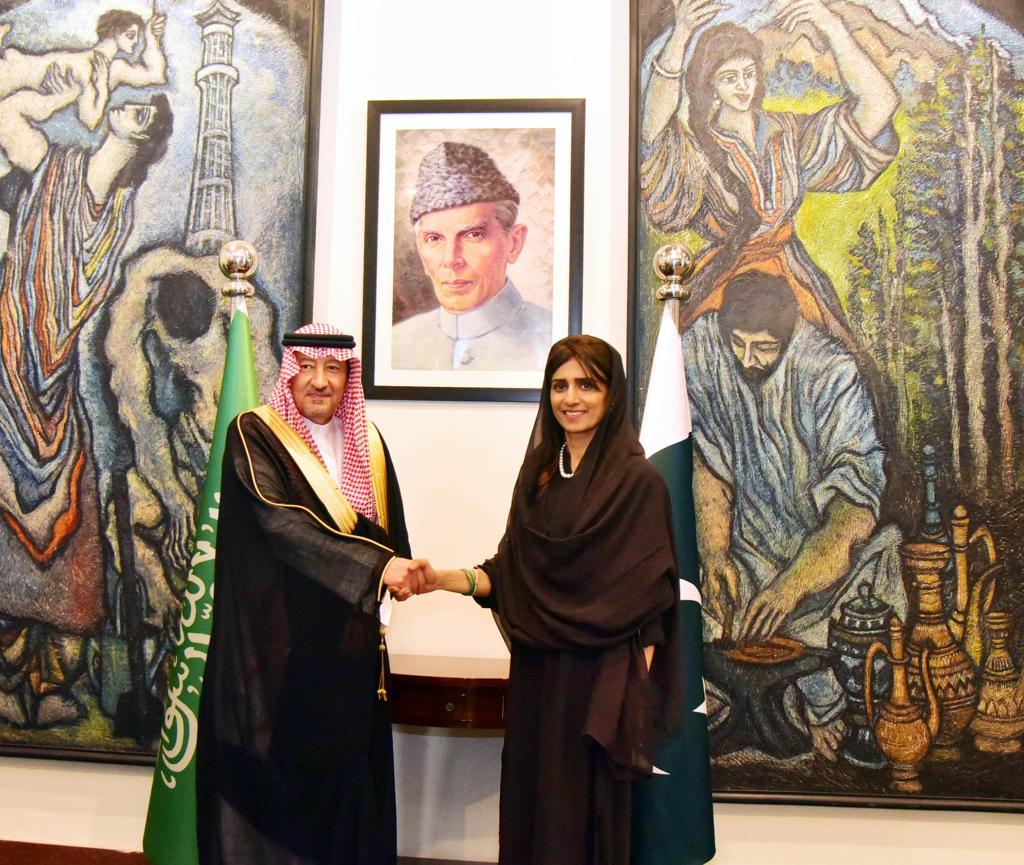 MoS @HinaRKhar hosted HE Waleed Abdulkarim ElKhereji,🇸🇦 Vice Minister for FA & his del over a working lunch today. During the meeting, both sides discussed bil relations with a view to strengthening Saudi investments in 🇵🇰 esp in energy, agriculture, IT & mining sectors. 🇵🇰🤝🇸🇦
