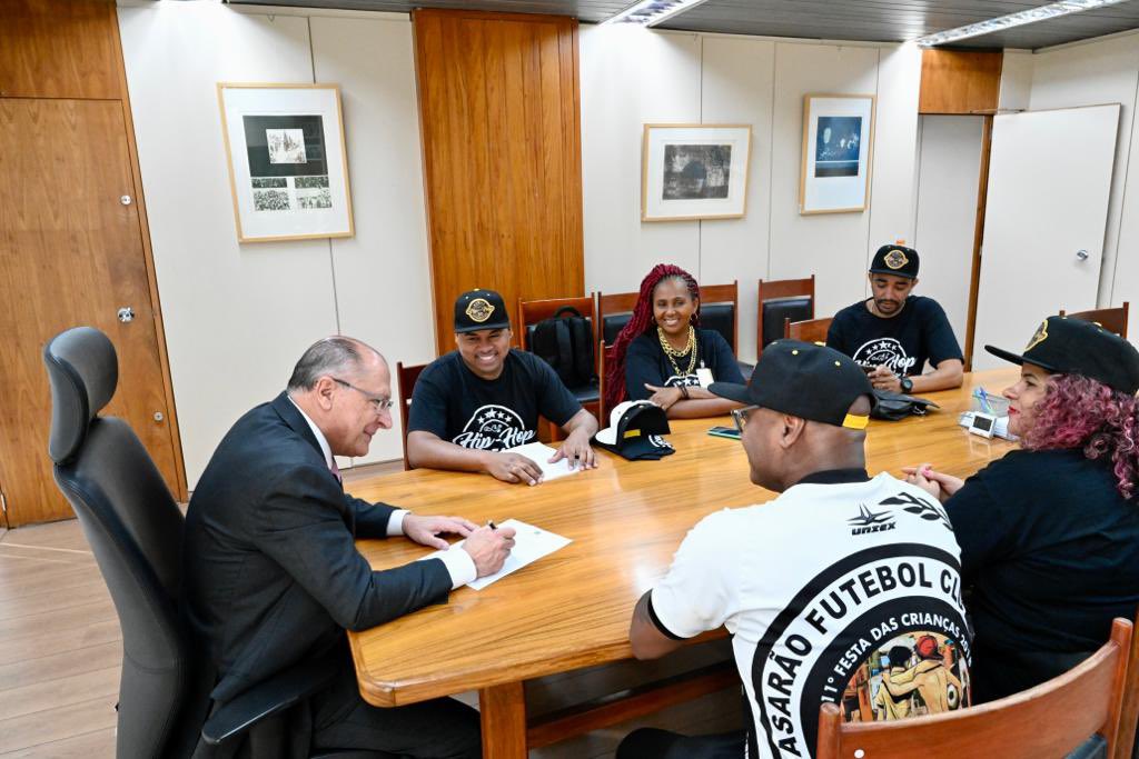 Comecei o dia em ritmo de hip-hop, recebendo o ativista e MC Rafael Rafuagi, artista reconhecido na cena da música e da literatura, tendo lançado recentemente seu livro "Teoria Prática, a história das juventudes na engenharia social” que aborda a vivência das juventudes