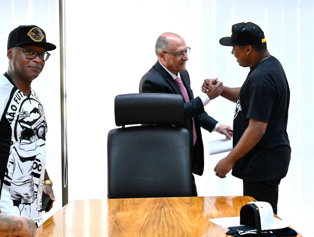 A música é arte e manifestação política, uma forma de expressarmos nossos sentimentos e de sensibilizarmos a sociedade para injustiças que precisam ser corrigidas. 📸 Cadu Gomes

<a href="/cnacionalhiphop/">Construção Nacional da Cultura Hip-hop</a>
<a href="/RafuagiBrasil/">Rafuagi</a> 
<a href="/CLAUDIANMACIEL/">Cláudia Maciel</a>