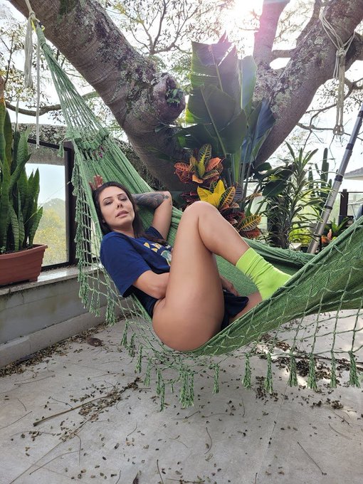 🇧🇷Vem aqui deitar comigo?😊  🇬🇧 Come here and lie down with me?😊 https://t.co/r6aVVpNmli<a href="/tag/tbt"class="tags"><span>#tbt</span></a>