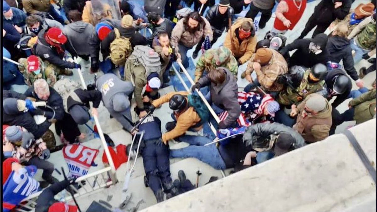 QuietFriend31's tweet photo. @ICU1010 @HillaryClinton It’s almost as if those critical Four Years of the Republican guy sort of screwed everything up.
The #ViolentInsurrection and seven people who died. The police riots at the peaceful BLM marches and Republican attacks on the #USEconomy. https://t.co/dc5oql04YM