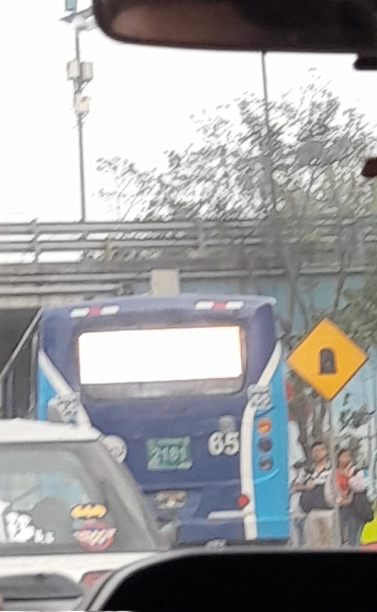 jake_paez's tweet photo. @ATM_Transito todos los días a las 7am, bajo el puente que va desde Las Cumbres hacia la Espol, estacionan carros y convierten en miniterminal de buses, taxis formales e informales, produciendo un cuello de botella y entorpeciendo la circulación. Xfavor un agente @Cupsfire_gye https://t.co/z9aoaMMQh9