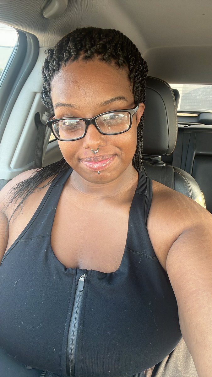 Curves_for_dayz's tweet photo. Workout complete I’m ready to shower and go to bed 😭😭 https://t.co/QR6iD91NUS