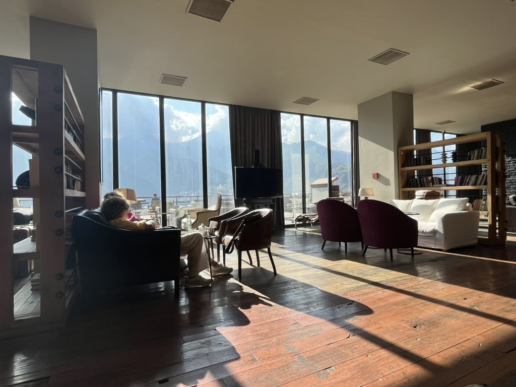 challenge_okina's tweet photo. At the rooms hotel Kazbek, cozy atmosphere with breathtaking views! https://t.co/bhnQoAt3bF