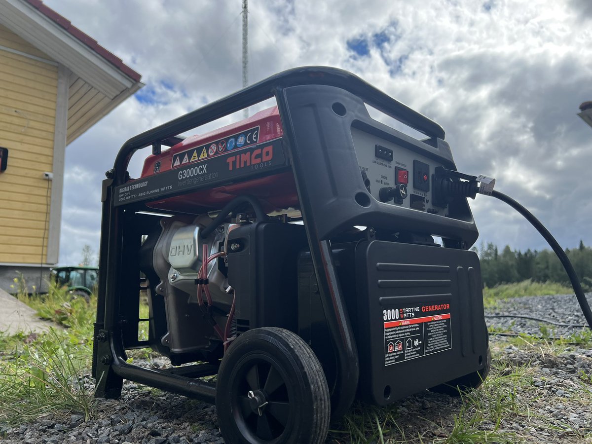 OH3UBT's tweet image. Sitä oltaisiin kohta 8 tuntia oltu #pahastipoikki  🤷🏻‍♂️
Kaikkien operaattoreiden lähimmät tukiasemat hyytyivät tunteja sitten. Onneksi valokuitu skulaa ja #Timco jauhaa sähköä kylmälaitteille ja latailee #ups’eja 😉
Ja radiot saavat sähkönsä akkupatterista ja 🌞
#myrsky #sähkökatko