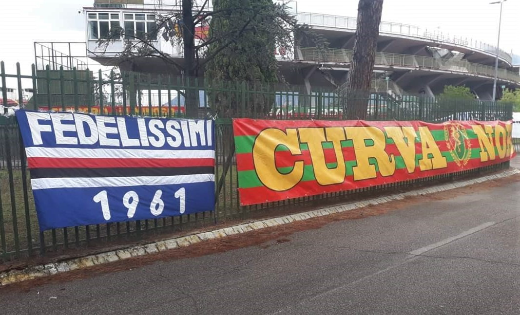 ultras1899_'s tweet photo. Pour rappel, les deux #tifoserie, notamment les #Fedelissimi de la #Sampdoria, sont liées par une amitié de longue date, mais l'#ONMS a considéré que les incidents impliquant les #ultras de #LaSud lors des matchs de pré-saison était de nature à présenter des risques #assurdo https://t.co/RN9j91b3LD