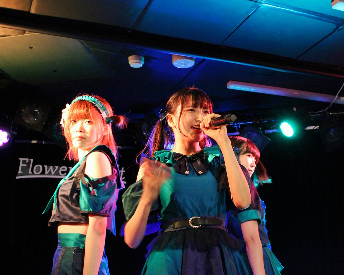 oyatsusan14's tweet photo. 2023/8/6 下北沢Flowers Loft
innesラストライブ
解散で寂しくなりますが、OG含めそれぞれの個性が重なり合い、良い曲も多いユニットでした。卒業後の道も実り多いものとなりますように。
#innes https://t.co/owjW3xKy5Z